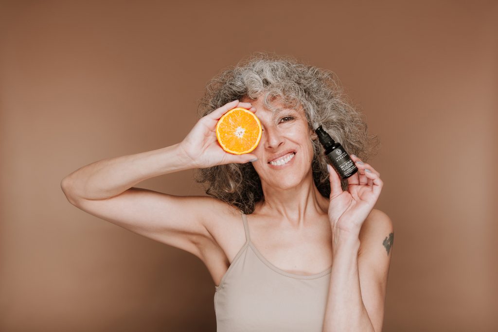 Cómo iluminar el rostro de forma natural: la rutina facial que sí funciona